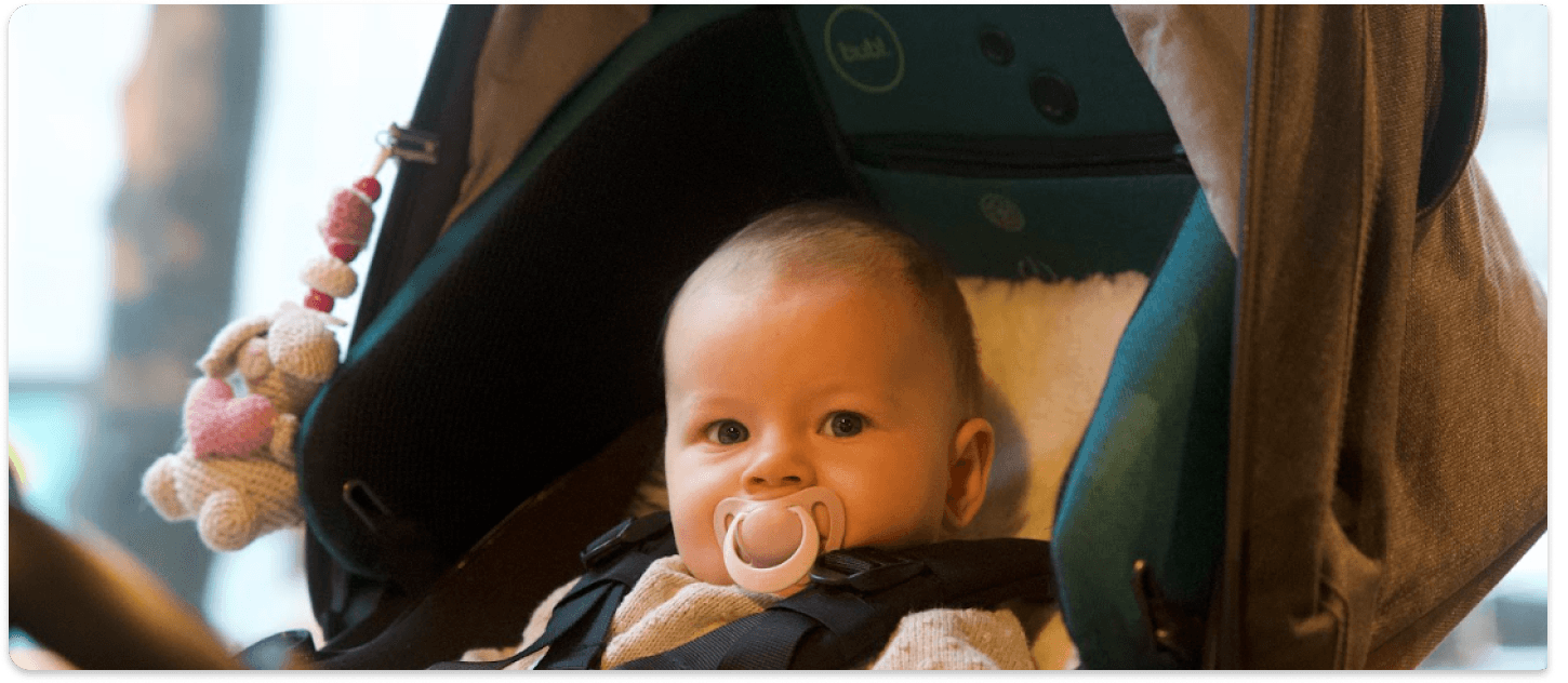 Baby in stroller with air purification